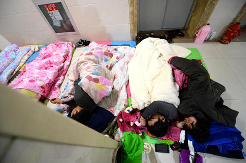 醫(yī)院打地鋪會傷害健康，有了共享陪護床就不用再打地鋪了！